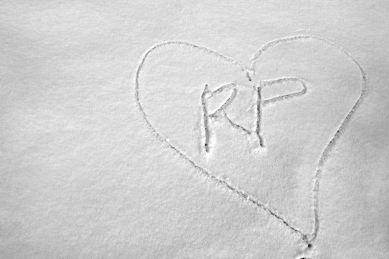 Cœur dans la neige aux initiales RP — Record Personnel & Refuge Projet